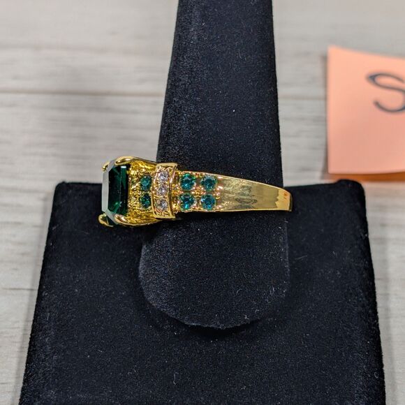 Gold Tone Green Stone Ring Size 11 Emerald Style Statement - Picture 2 of 2